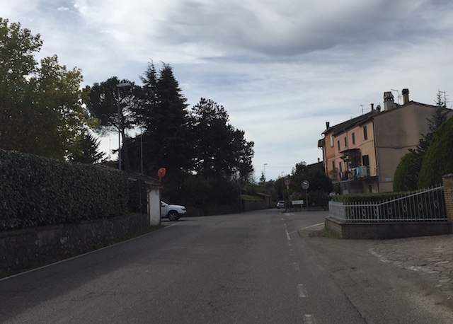Cittadini esasperati: raccolta firme per strada pericolosa e senza controlli