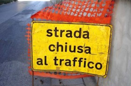 Chiusa al traffico per lavori idrici la Strada del Guado