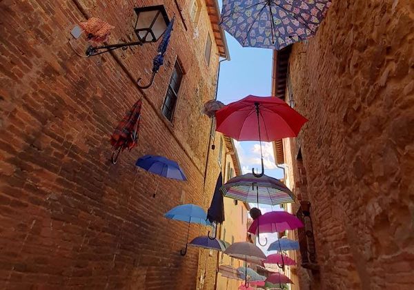 "La Strada degli Ombrelli" fa il bis. Dedica a colori ai bambini del mondo