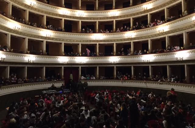 Giorno della Memoria, Mancinelli gremito di studenti. Presente il sottosegretario Cesaro