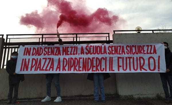 Proteste davanti alle scuole in tutta Italia. Studenti in piazza al fianco dei lavoratori
