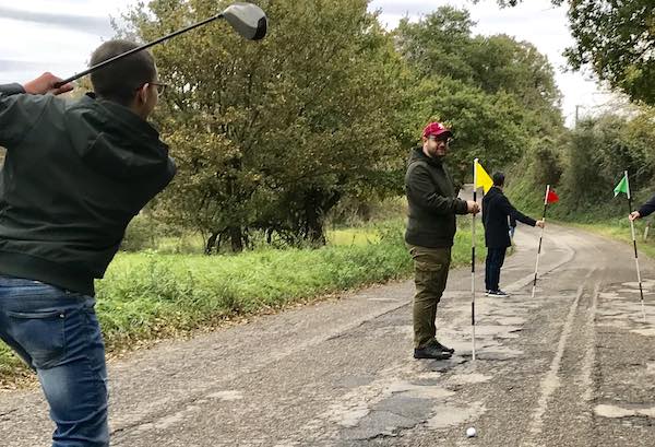 Buche nelle strade, CasaPound Orvieto inaugura il "Sugano Golf Club"