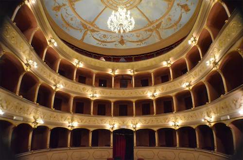 Ballo in maschera al Teatro Boni. Musica e divertimento, come in una favola