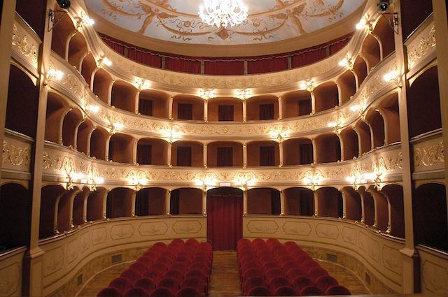 Il Teatro Boni libera la mente. E con Tiziana Foschi presenta la nuova stagione