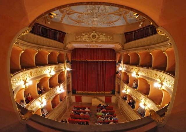 Teatro Boni, parata di ospiti nella "piccola perla". Si presenta la nuova stagione 