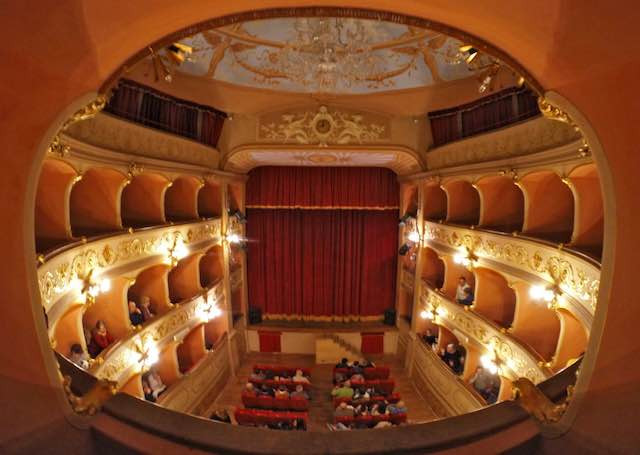 Teatro Boni, parata di ospiti nella "piccola perla". Si presenta la nuova stagione 