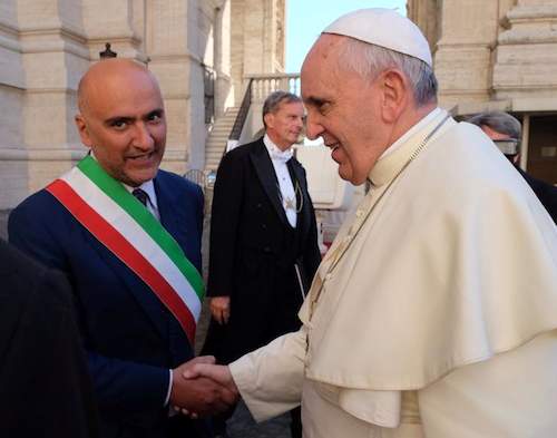 Il sindaco Terzino stringe la mano a Papa Francesco