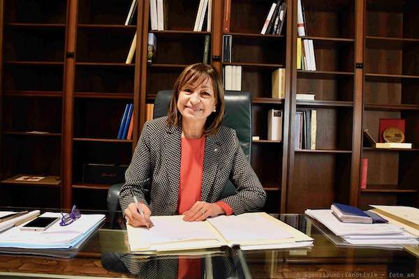 La presidente Donatella Tesei firma l'ordinanza della ripartenza