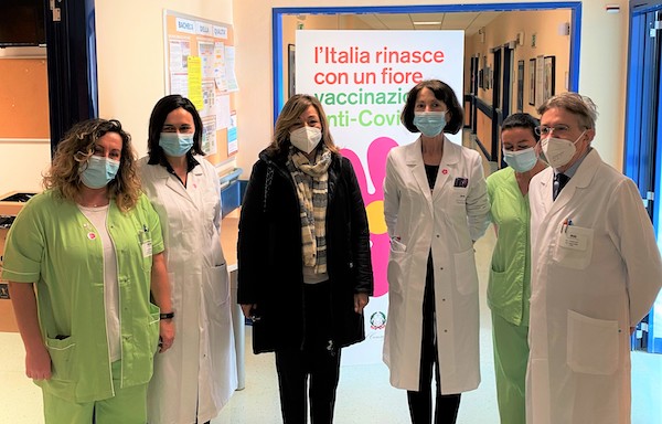 Coronavirus, Tesei visita l'ospedale da campo e l'ambulatorio per i vaccini