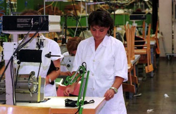 Spiragli per una rinascita del tessile: dipendenti in cooperativa con imprenditore perugino