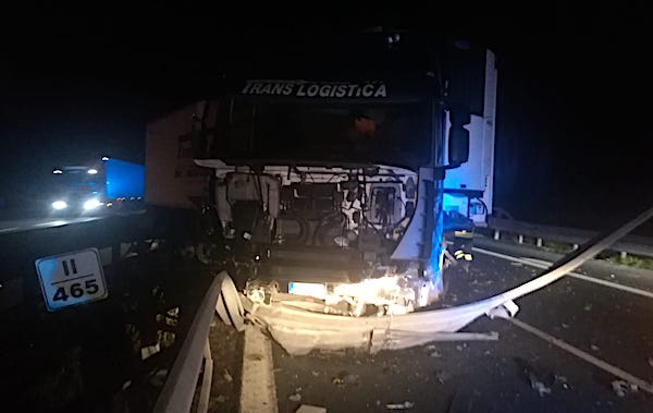 Autostrada del Sole. Tir finisce contro il guardrail, ferito il conducente