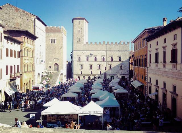 "Todi Fiorita 2017". Nel centro storico, la decima edizione della mostra-mercato del florovivaismo