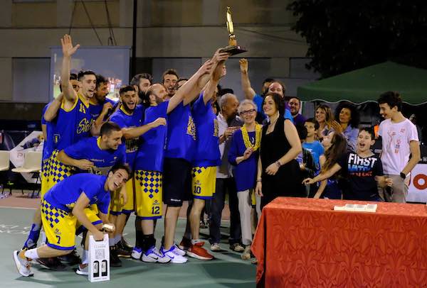 10° Torneo dei Quartieri di Basket. Vittoria giallo-blu, festa di tutti