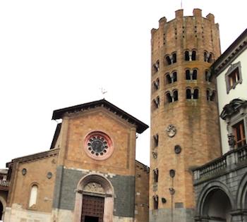 La Befana scende dalla Torre di Sant'Andrea. Nell'occasione estrazione dei biglietti della lotteria a favore dei colpiti dall'alluvione