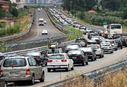 Autotreno si ribalta sulla A1. Code e rallentamenti nel tratto orvietano