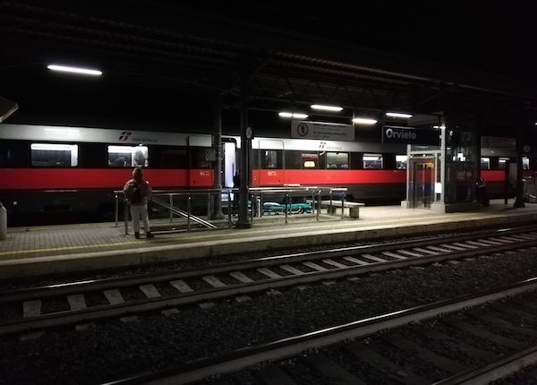 Malore sul treno, fermata d'emergenza per prestare soccorsi