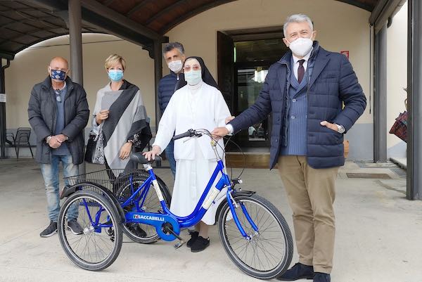 Il Comune di Marsciano e l'Azienda Lucio Saccarelli donano un triciclo al Centro Speranza