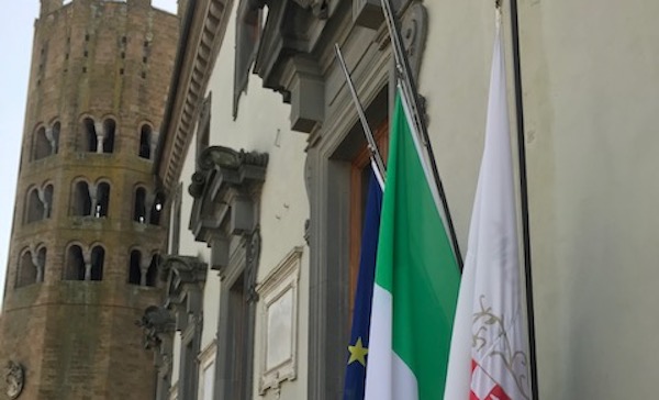 Attentato di Goma, tricolore a mezz'asta sulle facciate in segno di lutto