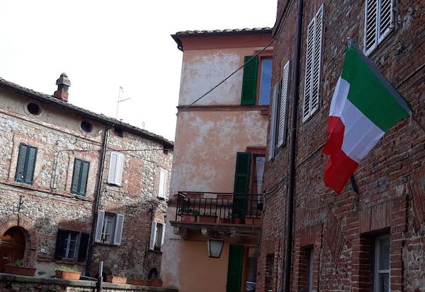 Tricolori a Monteleone d'Orvieto, uniti contro il Covid-19