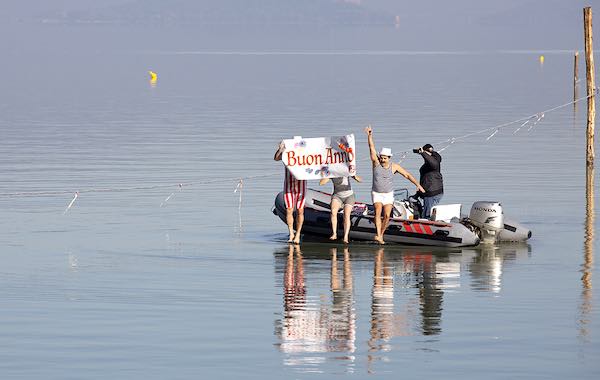 In mare o al lago, sfida al freddo per tuffarsi subito nel nuovo anno