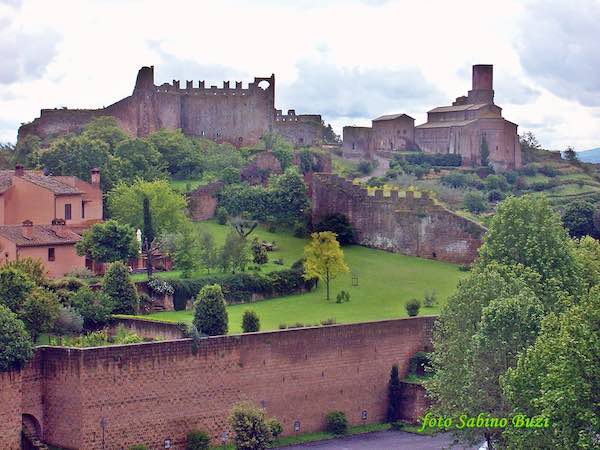 Visita a Tuscania, tra terzieri e campi di lavanda al tramonto
