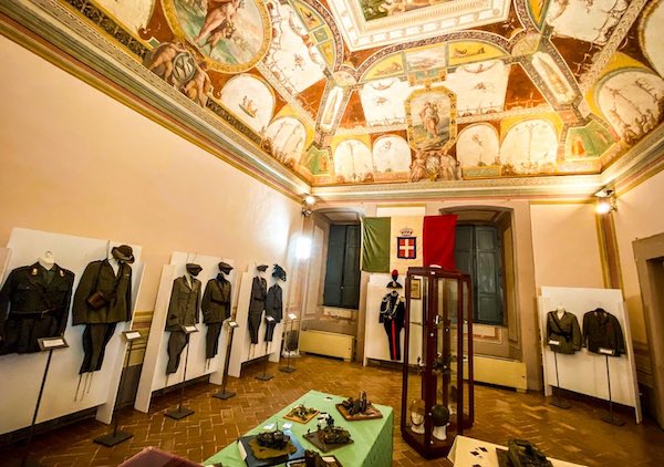 In mostra divise militari storiche e modellini dell'Esercito Italiano