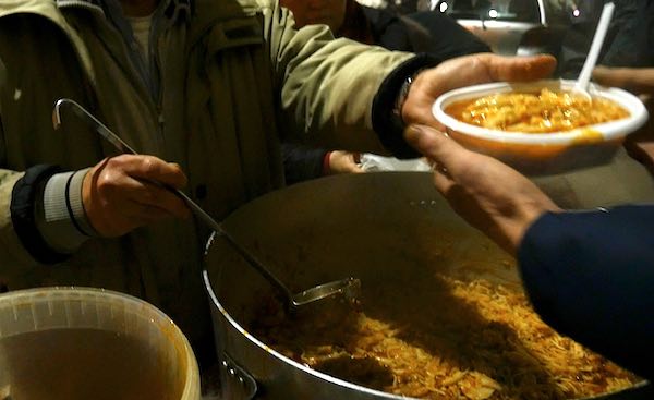 "Un pasto al giorno". Volontari in piazza tra cibo, solidarietà e "sharing humanity"