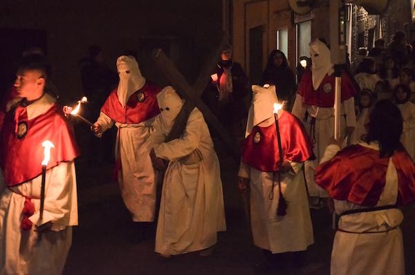 Torce e fiaccole per illuminare la Processione Storica del Venerdì Santo