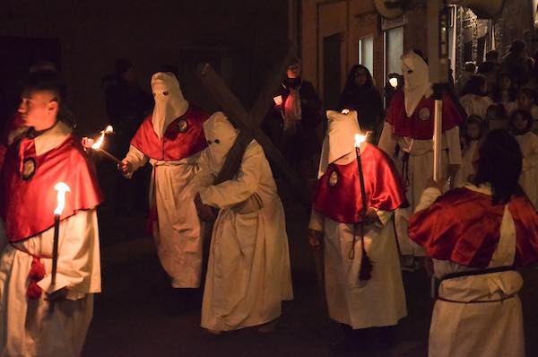 Torce e fiaccole per illuminare la Processione Storica del Venerdì Santo