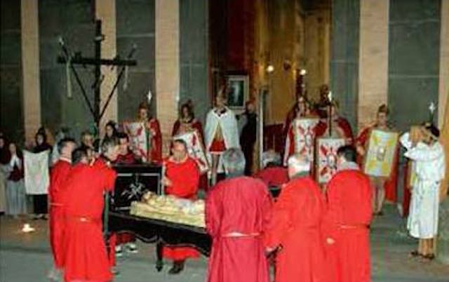 Una Via Crucis ultracinquantenne accende di suggestione Castel Viscardo