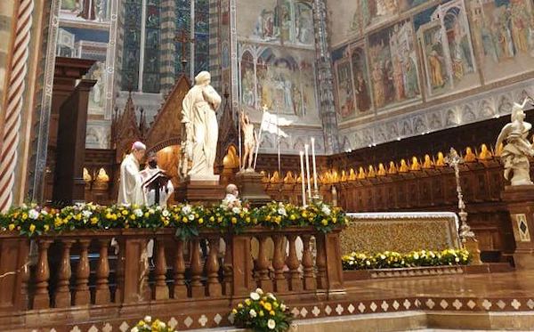 "Nella Veglia pasquale risplendono simboli che, senza imporsi, parlano alla vita"
