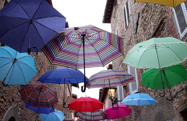 Via Marconi diventa Vicolo degli Ombrelli. Quasi 300, quelli installati nel Borgo dei Colori