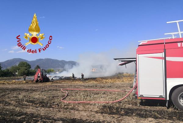 Sterpaglie a fuoco a Sferracavallo. Incendi in tutta la provincia