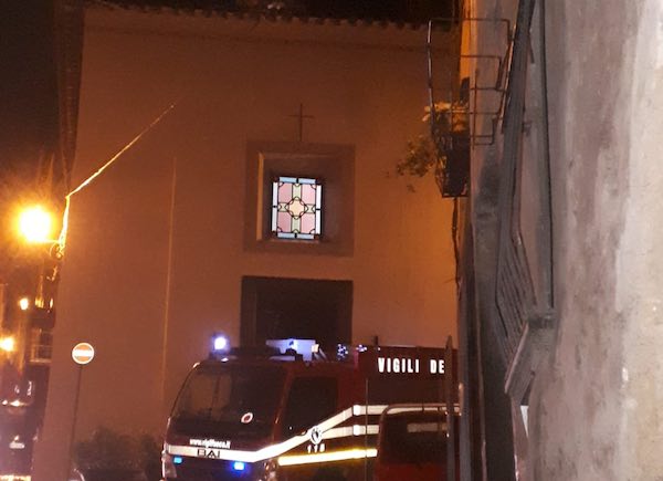 Il vento sfila la banderuola della Chiesa della Madonna della Cava