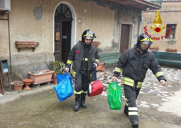 Crolla il tetto di un'abitazione, evacuate tre persone