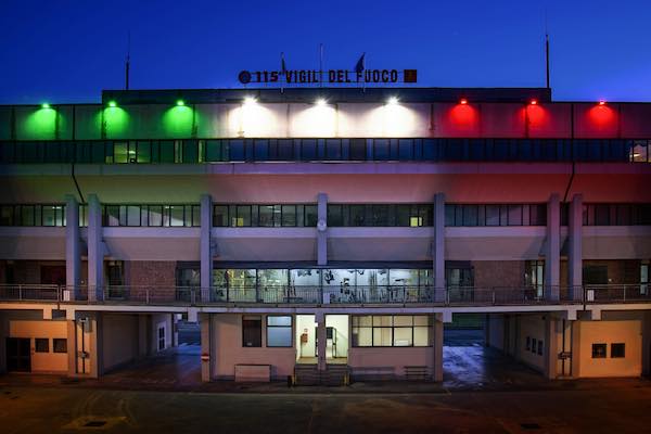 Il tricolore dei Vigili del Fuoco si illumina a sostegno di chi è in prima linea
