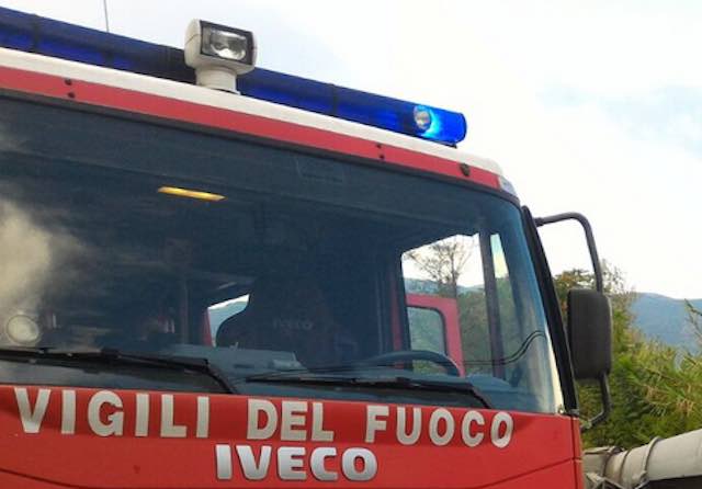 Inferno di fuoco, in fiamme un intero deposito di camper. "Sembrava l'apocalisse"