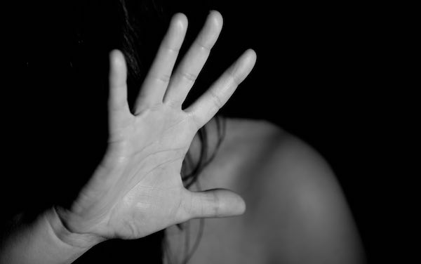 Presa a calci dall'ex compagno con gli scarponi antinfortunistici