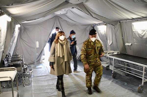 Tesei visita l'ospedale da campo. "Conosco le doti dell'Esercito Italiano"