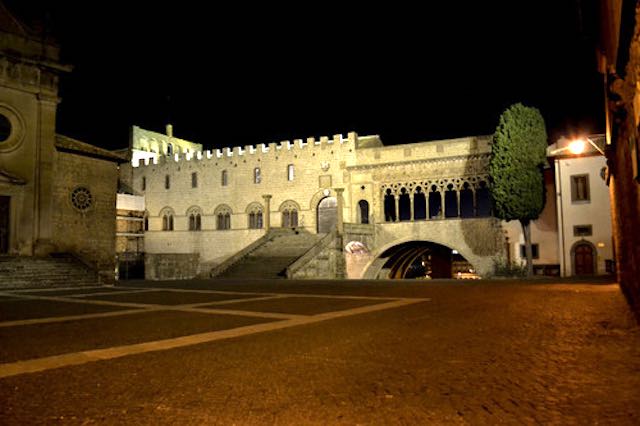Scoprendo "Viterbo di Notte". Tre itinerari urbani, tra storie, aneddoti e curiosità