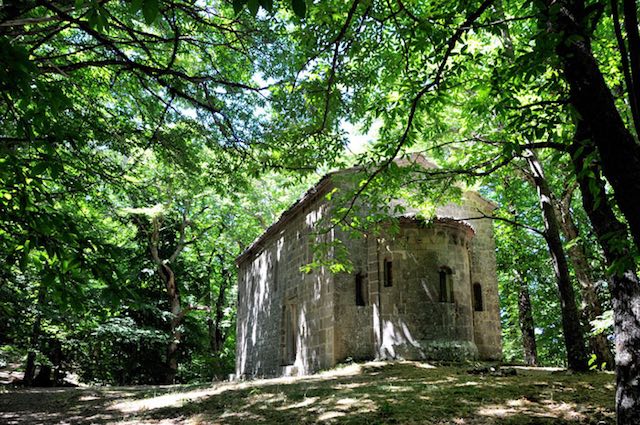 Nel "Vivo" della Val d'Orcia, tra l'Ermicciolo e l'Eremo. A ottobre arriva "CamminaCAI 2017"