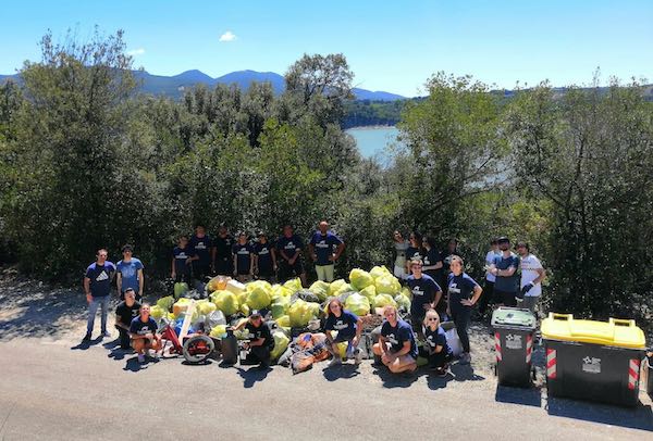 Volontari al lavoro per ripulire le rive del Lago di Corbara