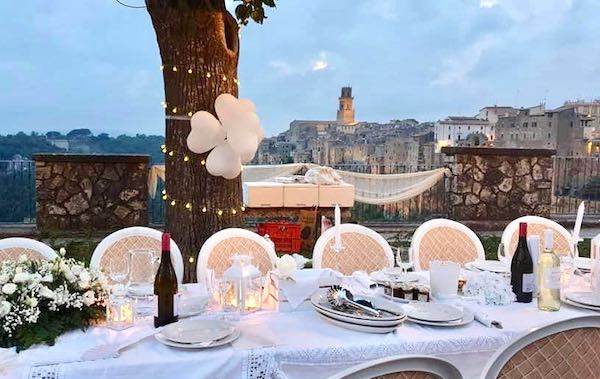 Anche la terrazza di Pitigliano va in bianco con la "White Dinner"