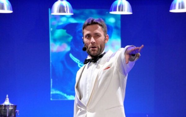 "Ripartiamo dal teatro". Marco Zadra porta in scena la commedia "Karma Letale"