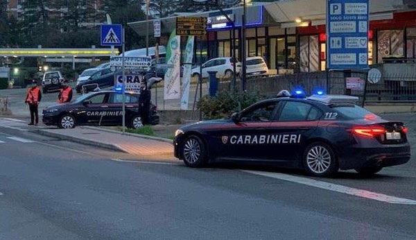 Alla guida dopo aver alzato il gomito e con la patente sospesa, 52enne denunciato dai Carabinieri 