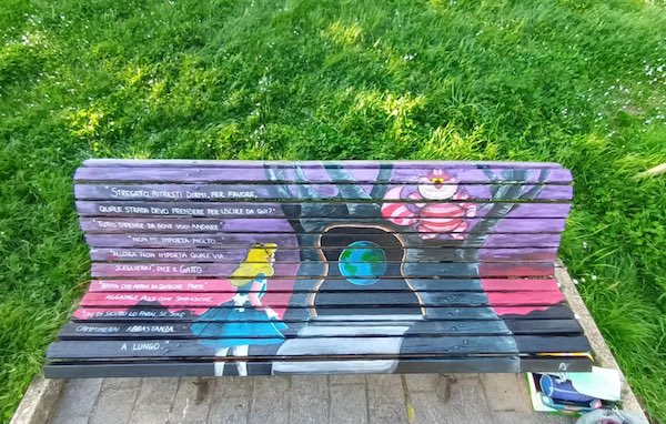 Nuova panchina artistica al Parco del Pinaro, arriva quella dedicata ad Alice nel Paese delle Meraviglie