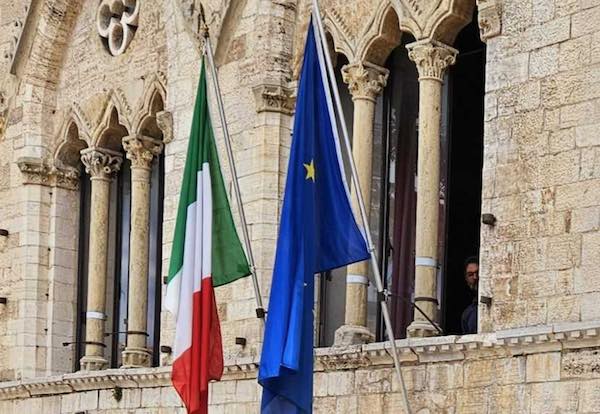 A un mese dalle elezioni, Todi si illumina con i colori dell'Unione Europea