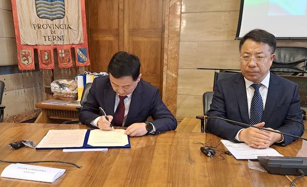 Delegazione cinese in visita istituzionale. Firmata una lettera d'intenti con la Provincia per sviluppare rapporti