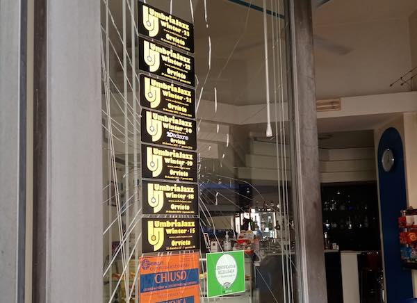 Atto Vandalico In Via Garibaldi Preso A Sassate L ingresso Del Bar 