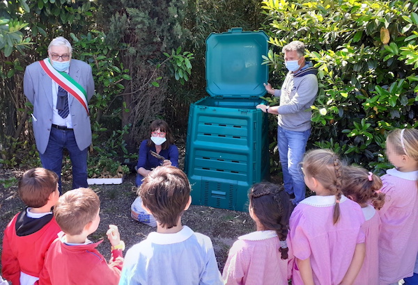 I bambini imparano a fare il compost. Consegnate due compostiere alla Scuola dell'Infanzia